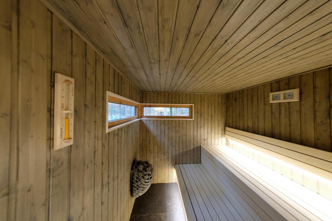 Lodge In Een Bosrijke Omgeving Met Hottub & Sauna Opt Rheezerveen Esterno foto