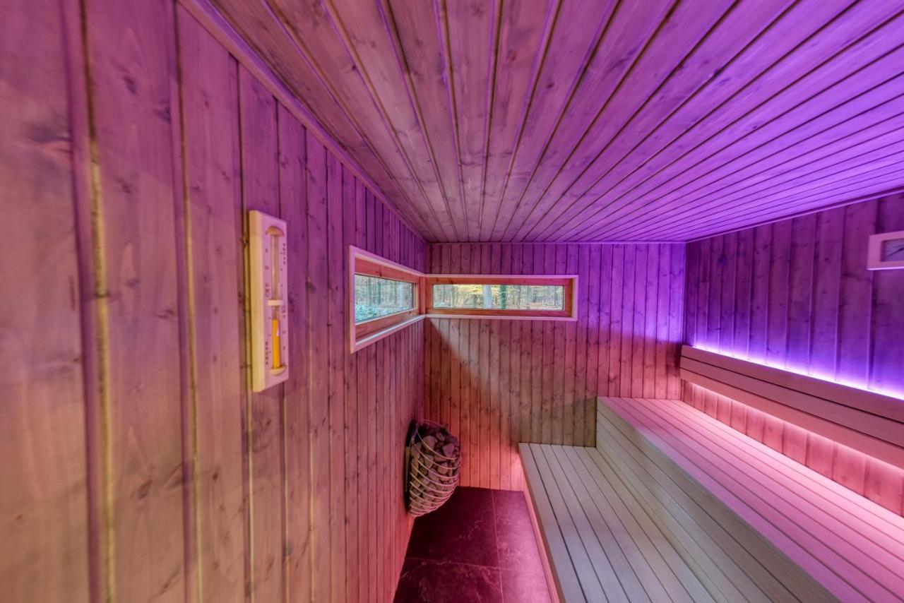 Lodge In Een Bosrijke Omgeving Met Hottub & Sauna Opt Rheezerveen Esterno foto