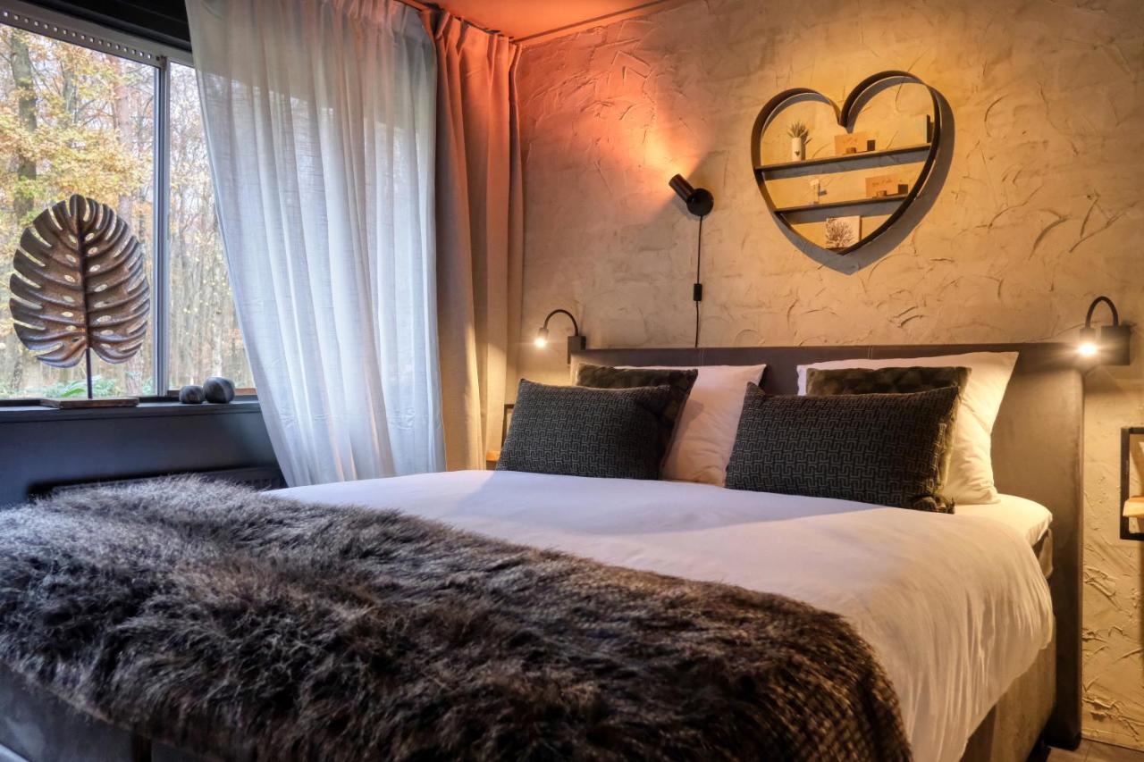 Lodge In Een Bosrijke Omgeving Met Hottub & Sauna Opt Rheezerveen Esterno foto