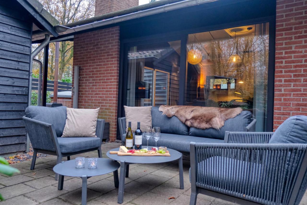 Lodge In Een Bosrijke Omgeving Met Hottub & Sauna Opt Rheezerveen Esterno foto