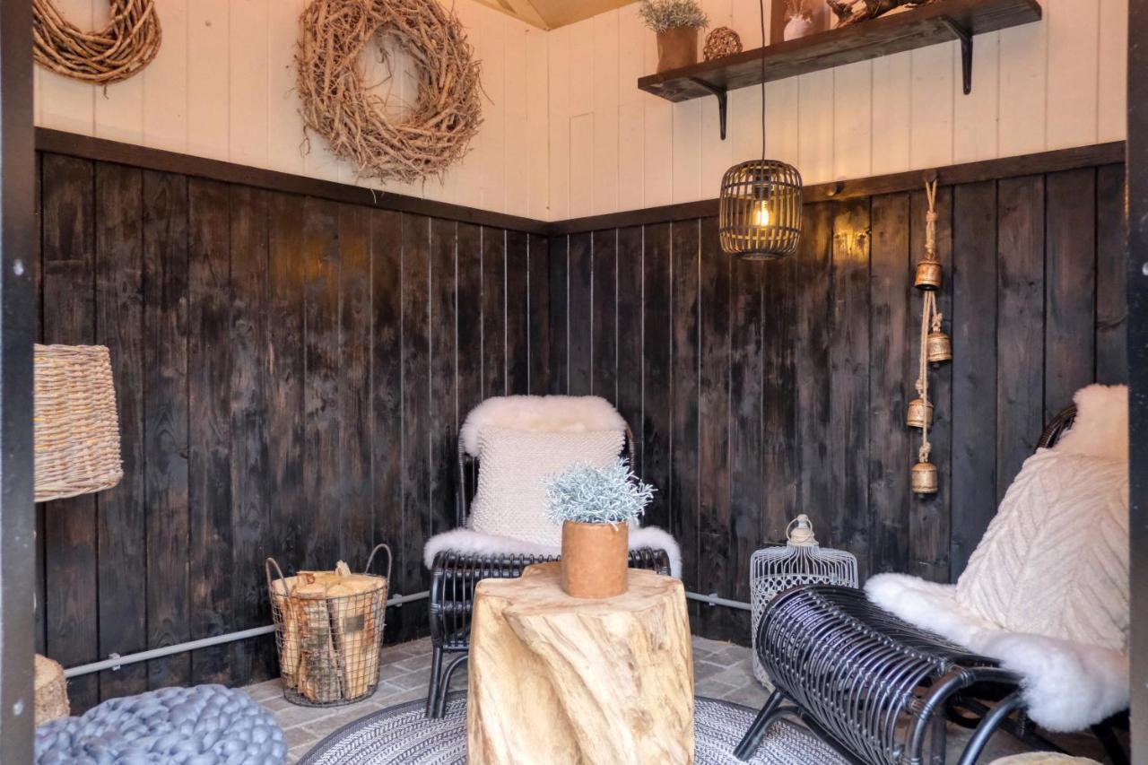 Lodge In Een Bosrijke Omgeving Met Hottub & Sauna Opt Rheezerveen Esterno foto